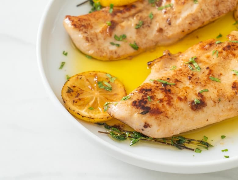 Pollo con limón y hierbas