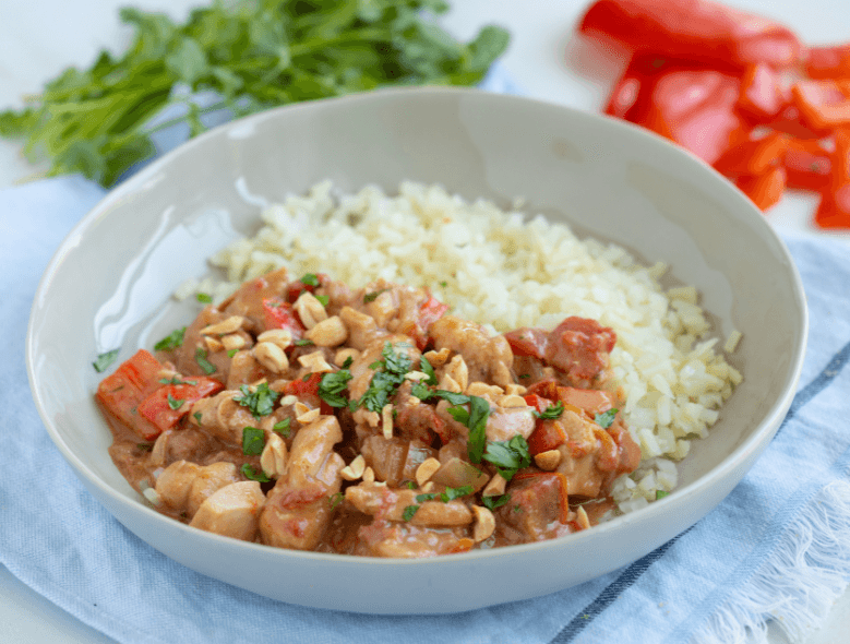 Pollo Con Maní Y Arroz De Coliflor