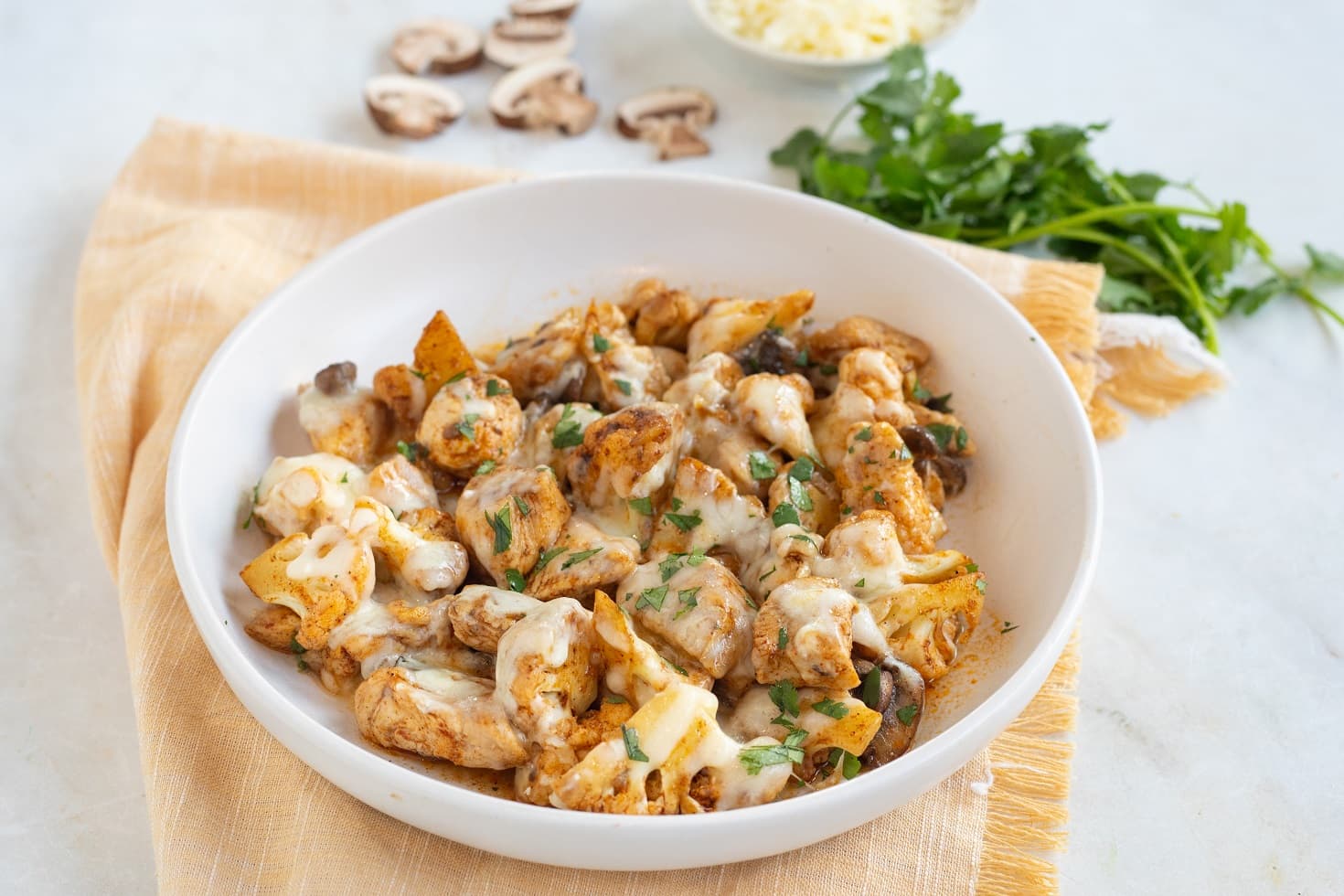 Pollo cremoso con cilantro y coliflor en sartén