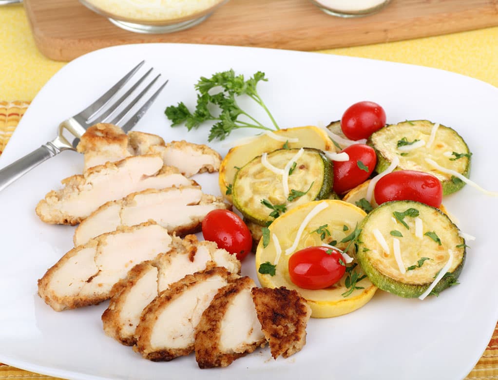 Pollo Dijon con Calabacín y Tomates