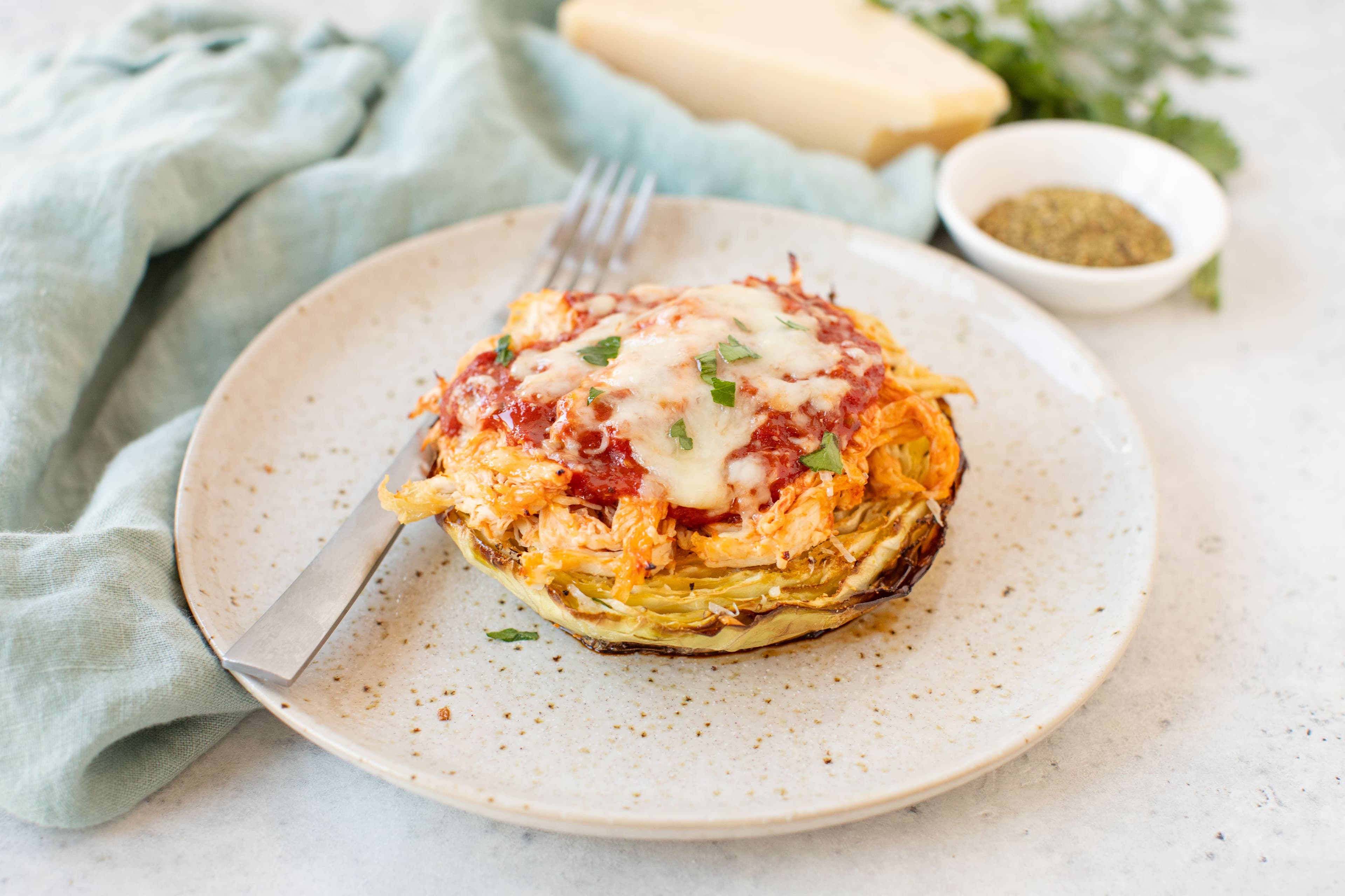 Pollo parmesano con repollo asado