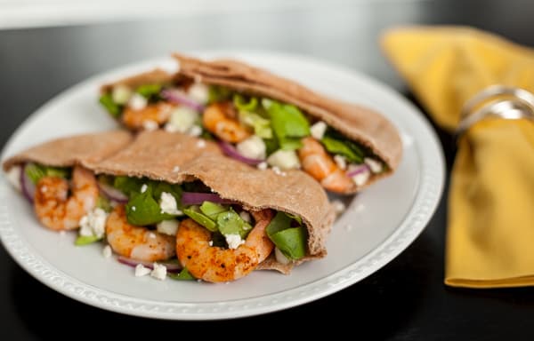 Receta económica de ensalada griega y pitas de camarones a la parrilla