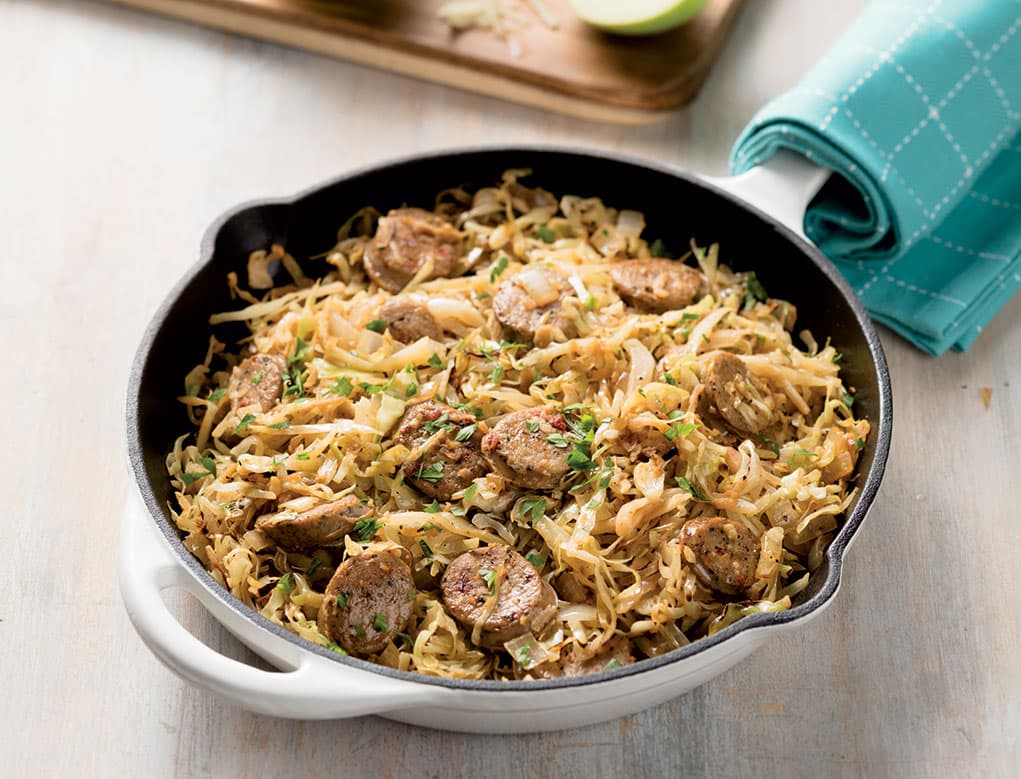 Receta económica de una sartén de pollo con salchichas y coles