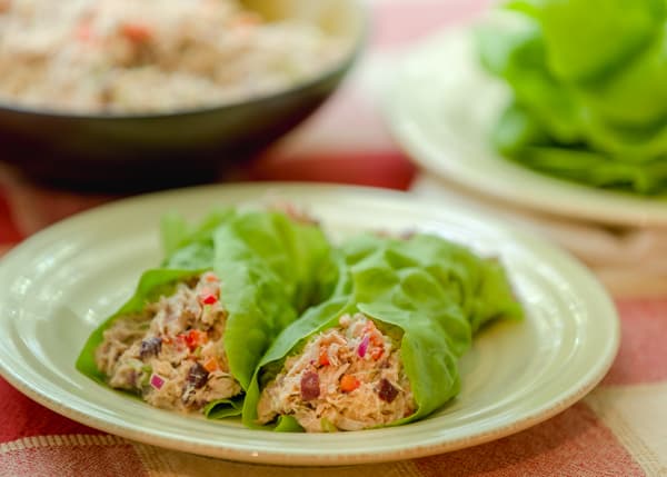 Rollito crujiente de ensalada de atún mediterránea
