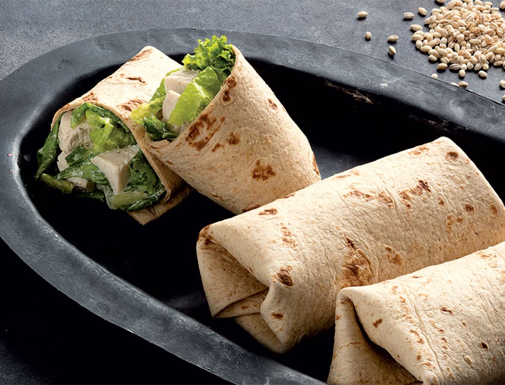 Rollitos de ensalada César de pollo para el almuerzo