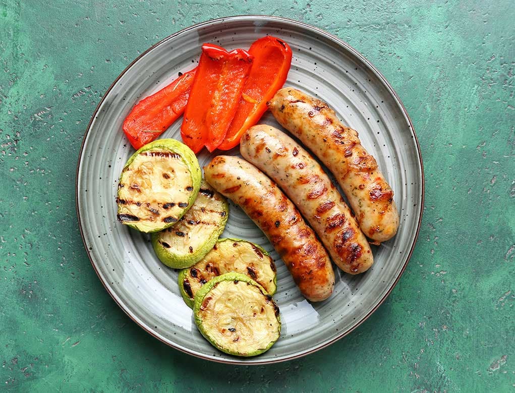 Salchicha de Pollo a la Parrilla con Calabacín y Pimientos