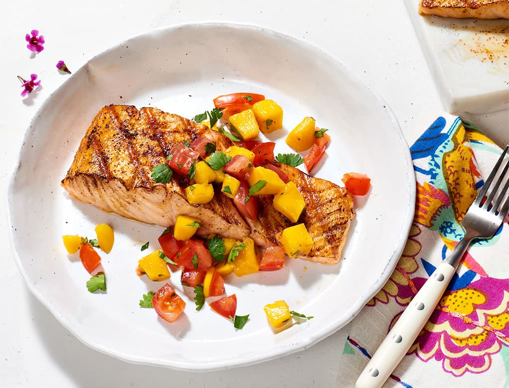 Salmón a la Parrilla con Salsa de Mango y Tomate