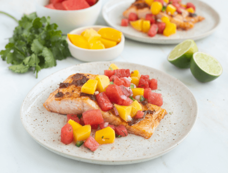 Salmón al chipotle con salsa de mango y sandía