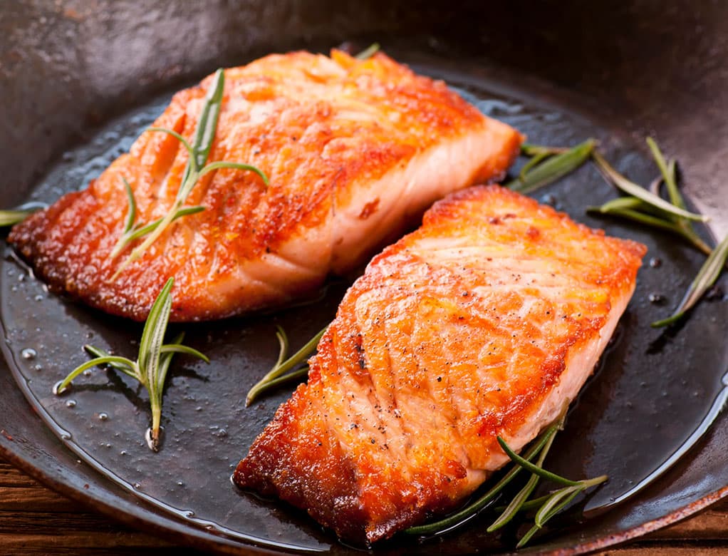Salmón con chile chipotle y té frotado