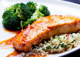 Salmón con Glaseado de Miel y Soya
