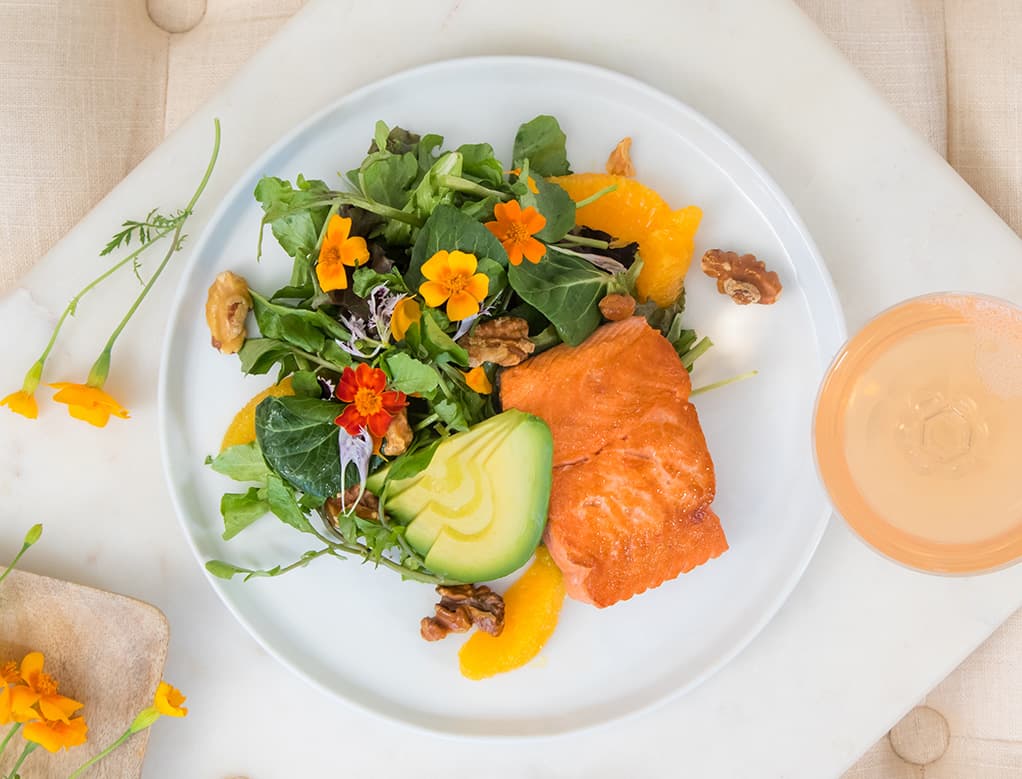 Salmón de Alaska con naranja y berros