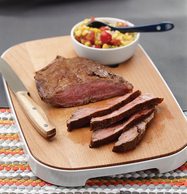 Salsa de barra de ensaladas con bistec de falda a la parrilla