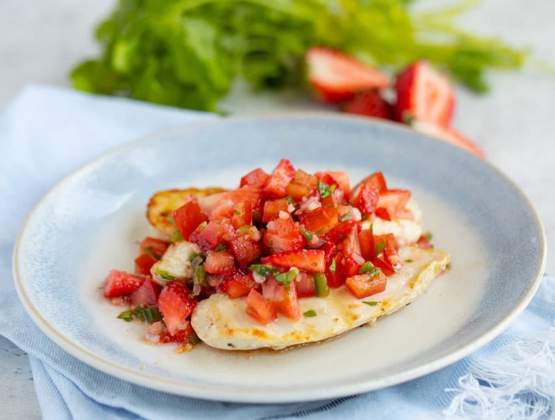 Salsa De Fresa Y Jalapeño Sobre Pollo Asado