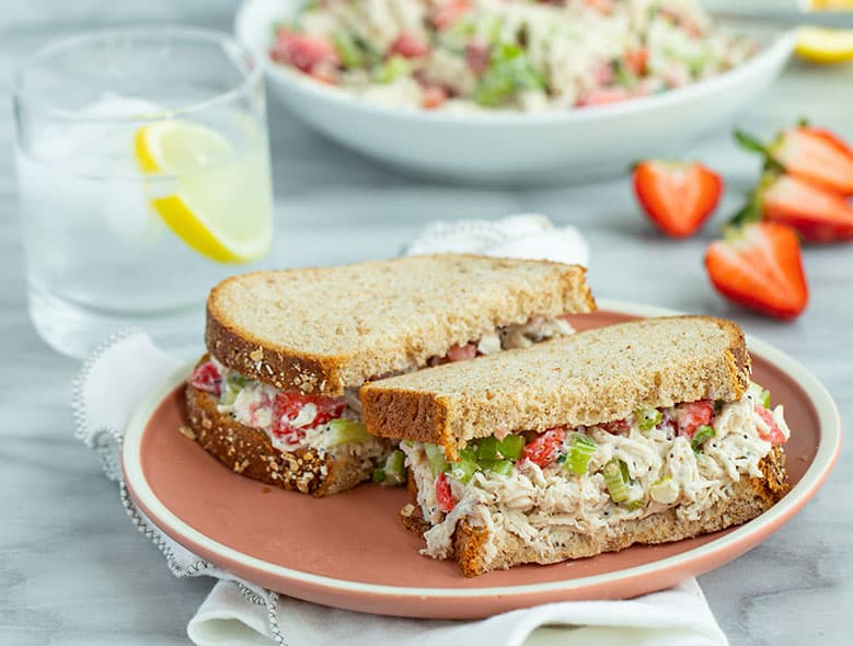 Sándwich de ensalada de pollo y fresas