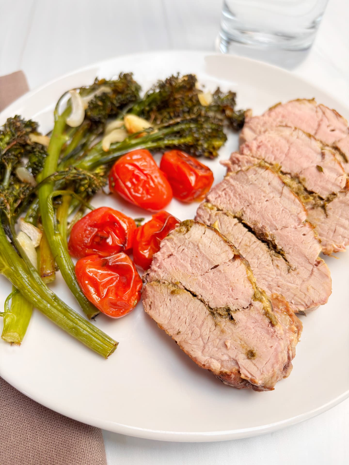 Solomillo de cerdo al pesto con brócoli y tomates salteados