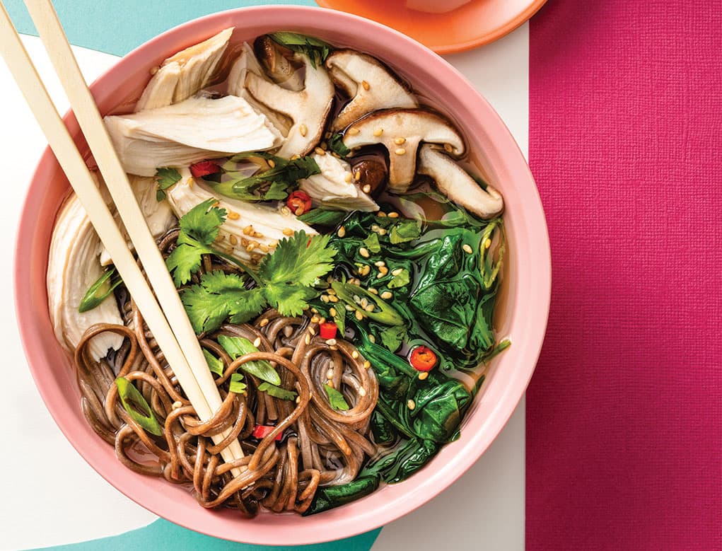 Sopa de fideos de pollo al jengibre estilo ramen