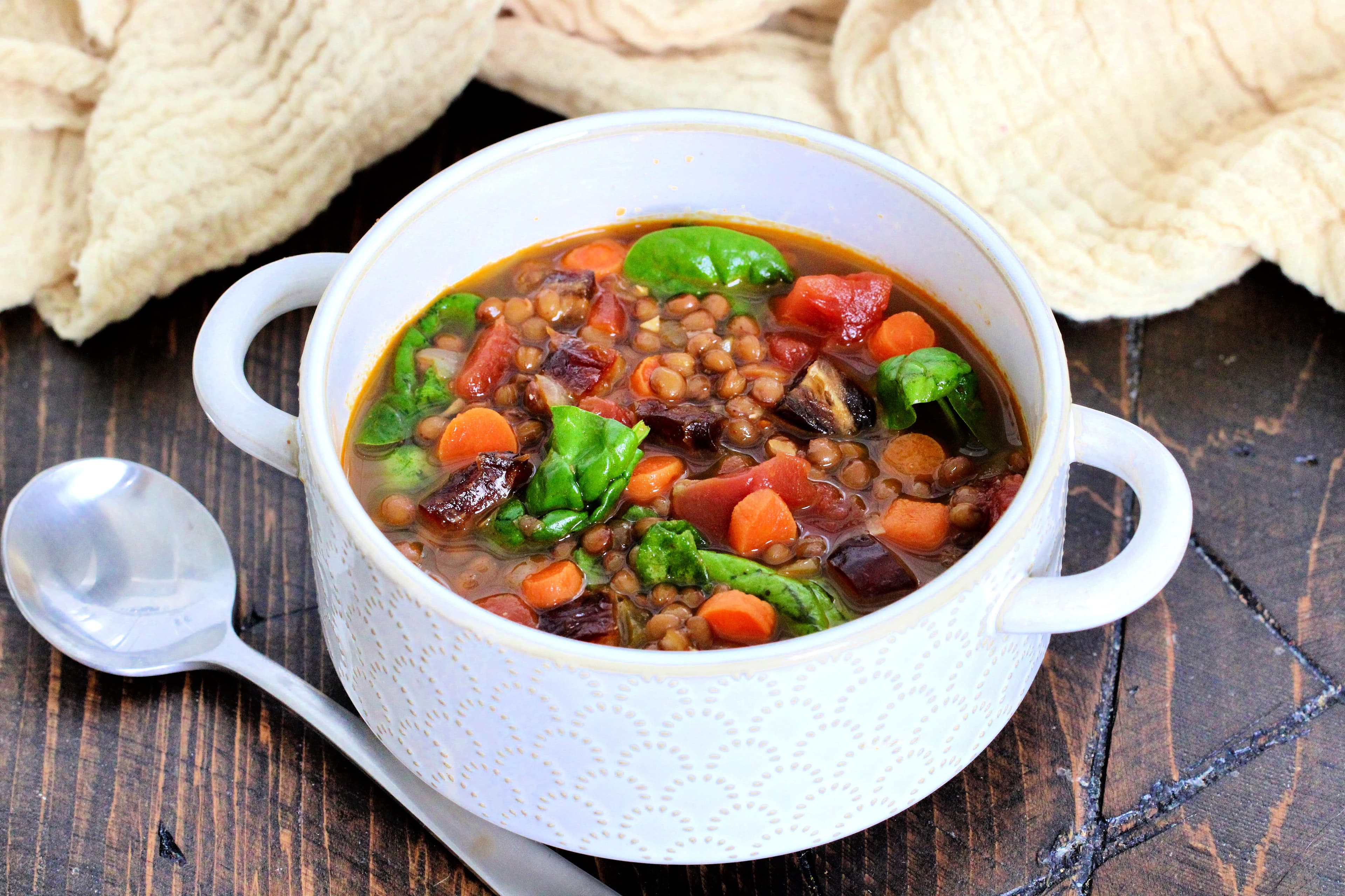 Sopa de lentejas con dátiles de California y espinacas