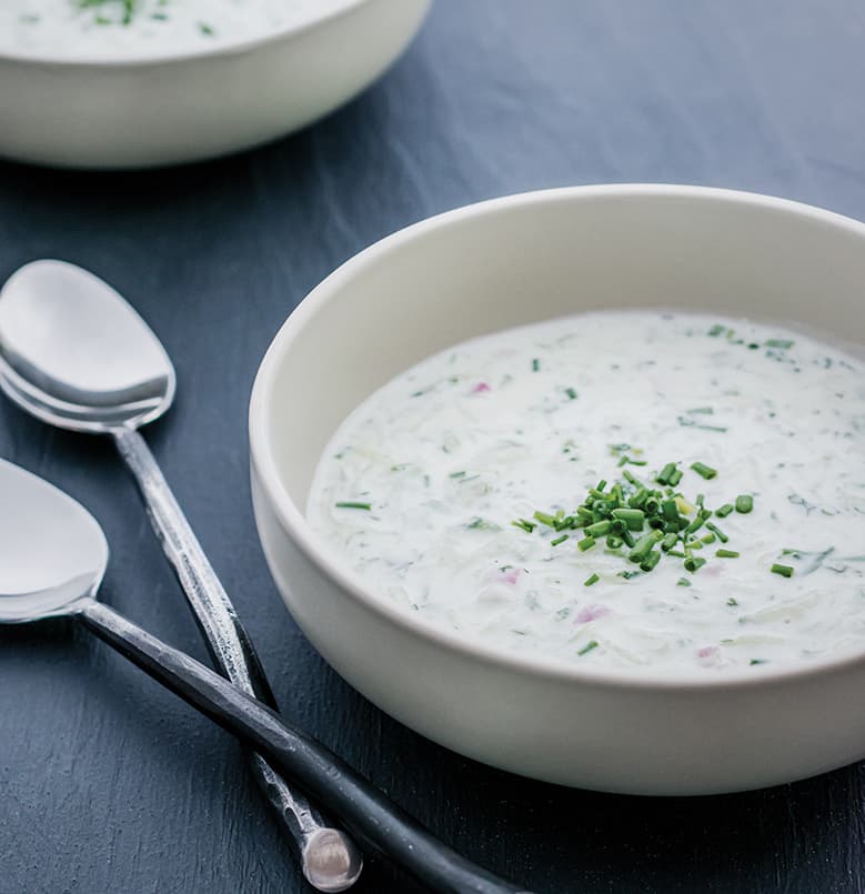 Sopa de pepino persa fría con cebollas de verdeo