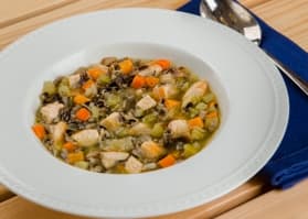 Sopa de pollo y arroz salvaje