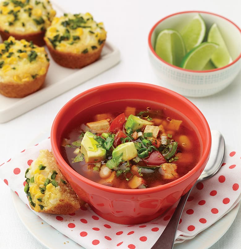 Sopa de pollo y frijoles blancos con vegetales frescos