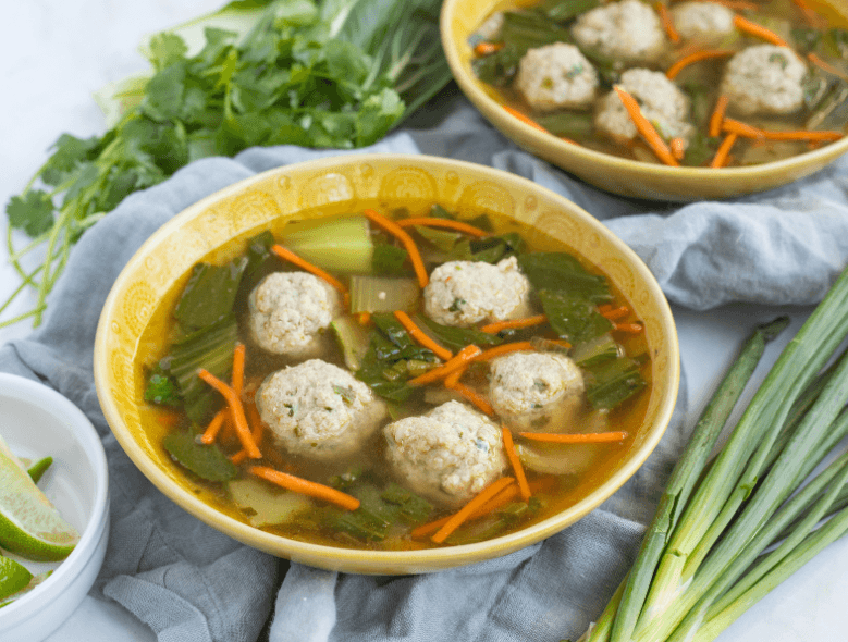 Sopa “Wonton” de albóndigas de pavo con bok choy y zanahorias