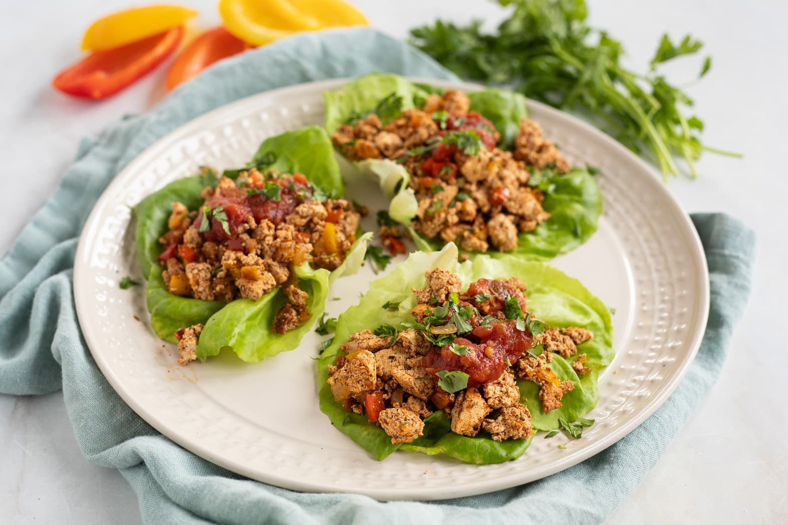 Tacos de lechuga con tofu desmenuzado