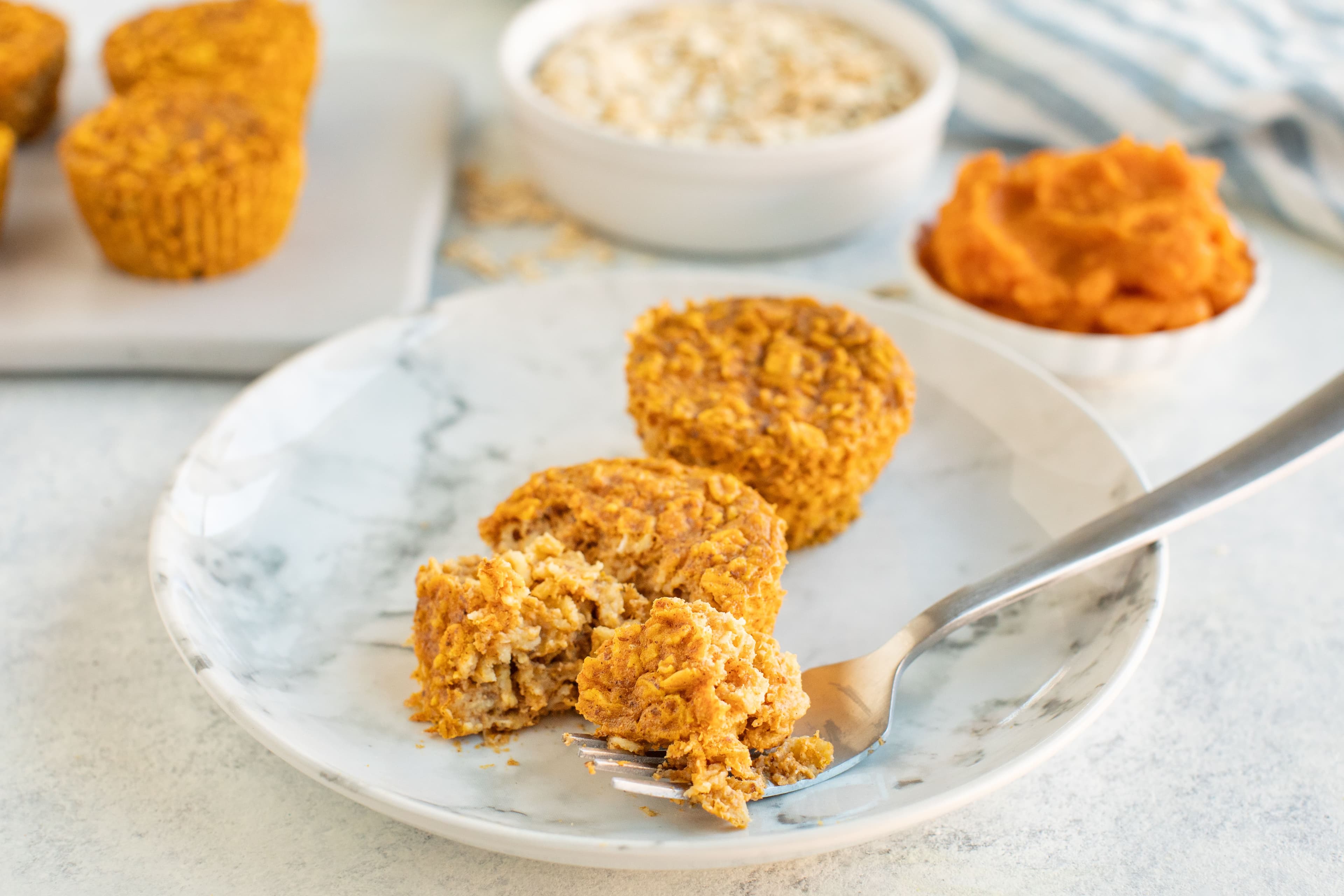 Tazas de avena horneada suave con pastel de calabaza