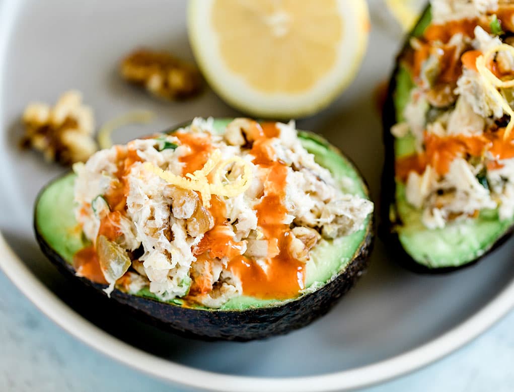 Tazones de ensalada de atún y aguacate
