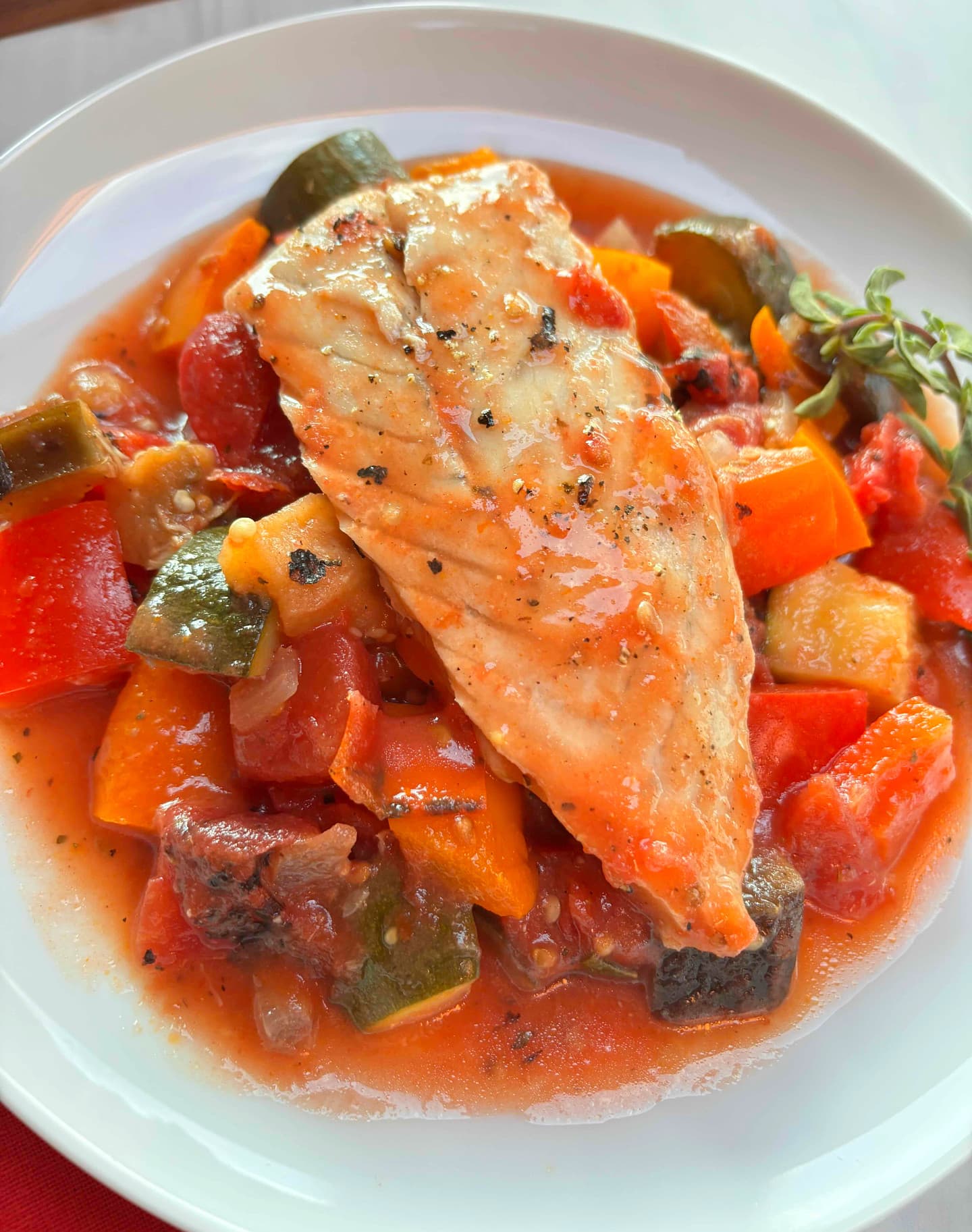 Tilapia al horno con verduras asadas