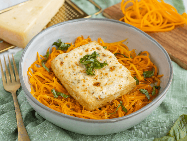 Tofu parmesano con fideos de calabaza
