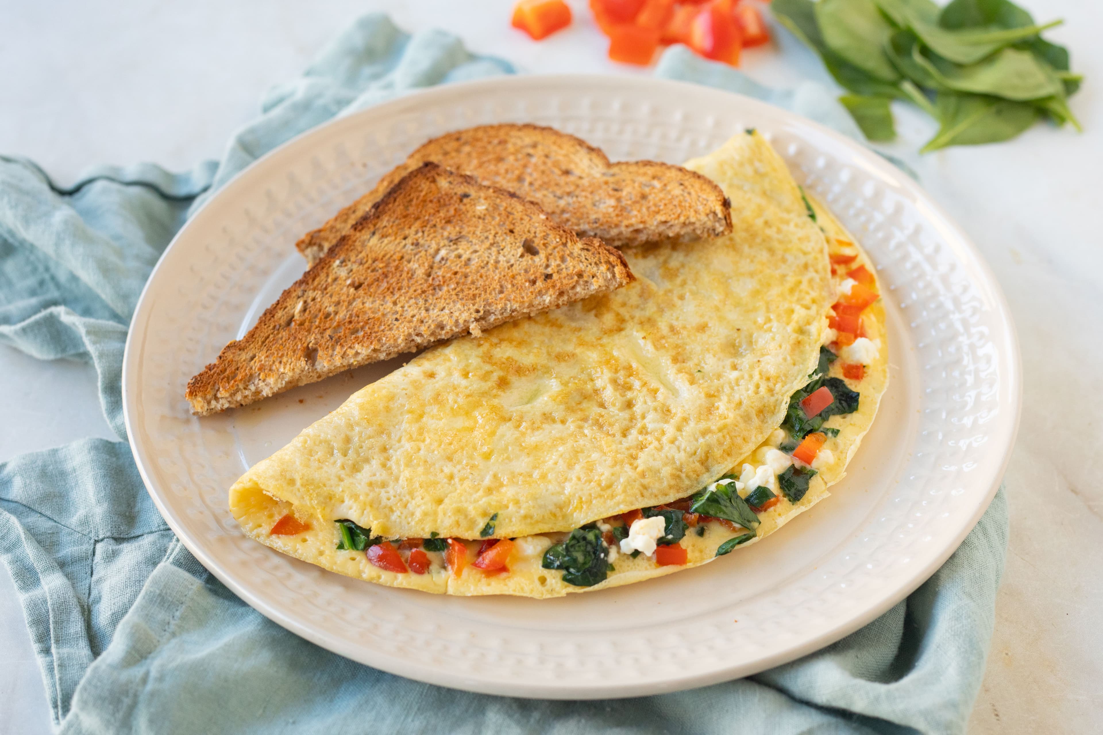 Tortilla de claras de huevo con espinacas y queso feta