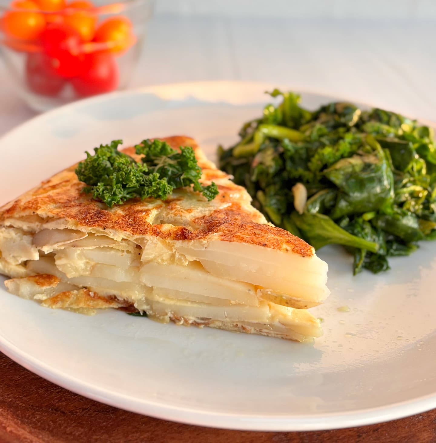 Tortilla de desayuno española con espinacas y col rizada