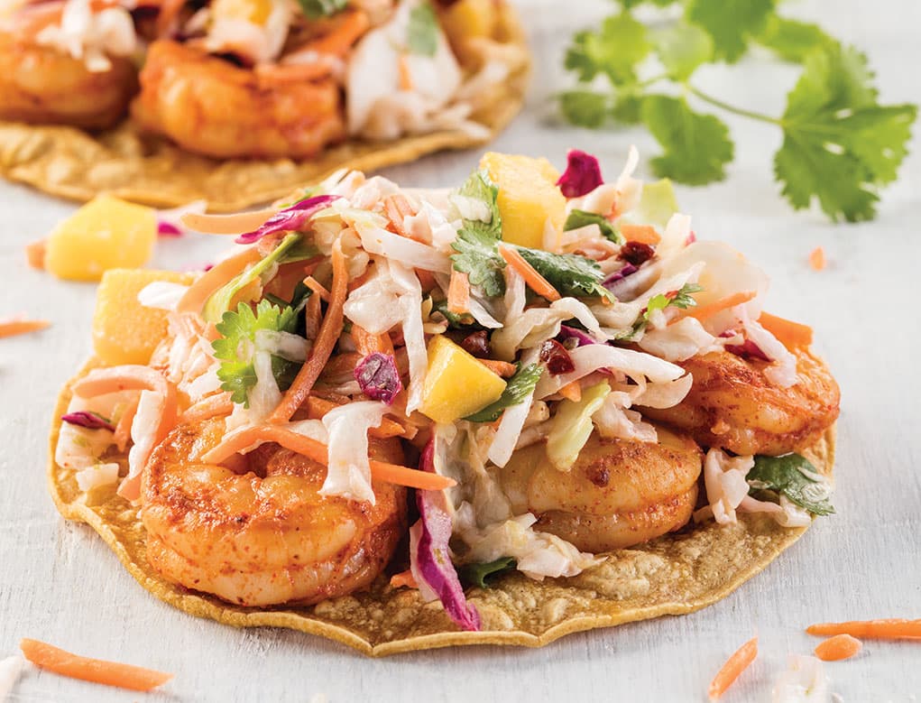 Tostadas de Camarones Ahumados con Ensalada de Chipotle y Mango