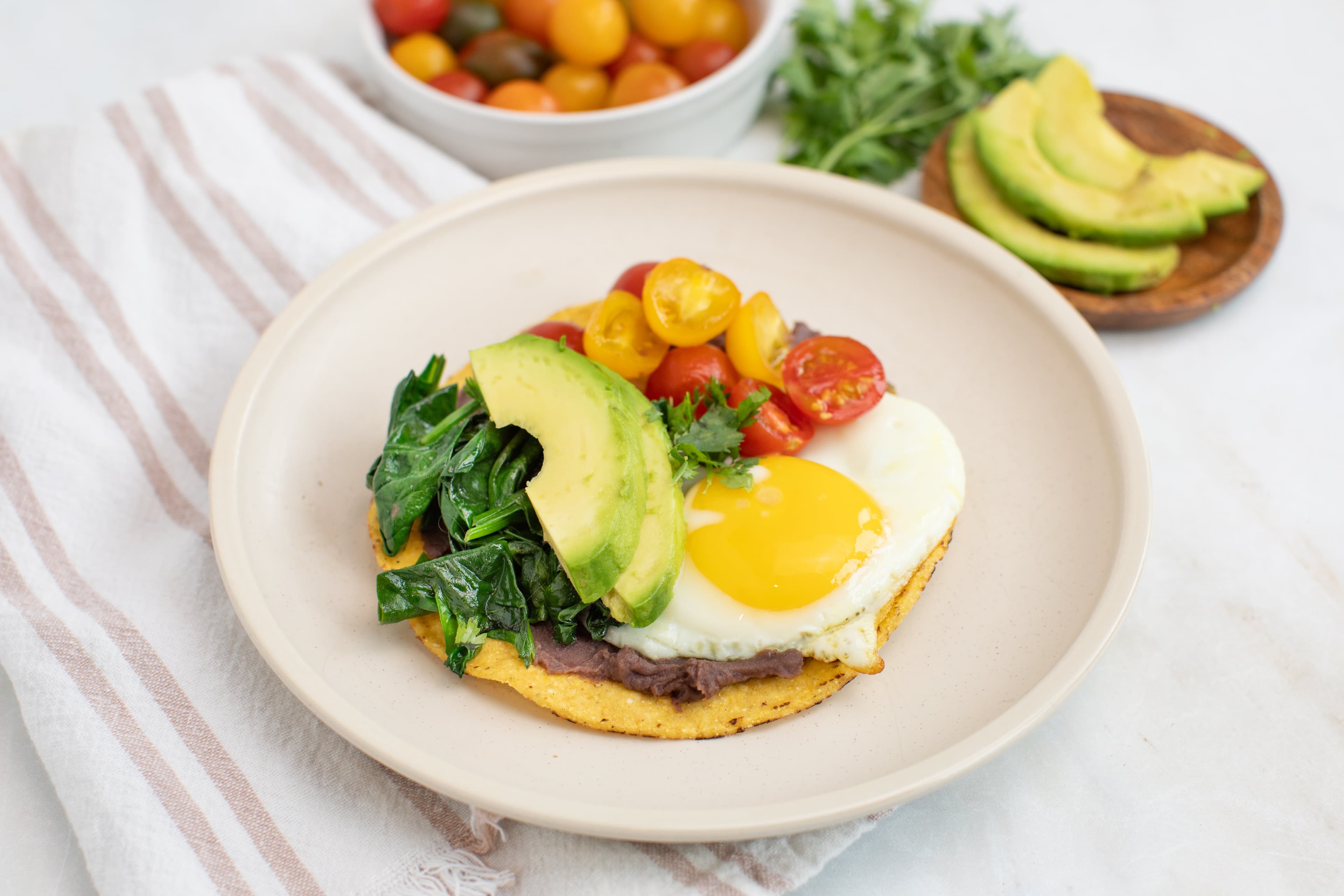 Tostadas de desayuno estilo suroeste con frijoles negros y espinacas