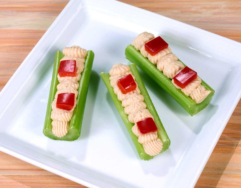 Troncos de Apio con Hummus y Pimiento rojo